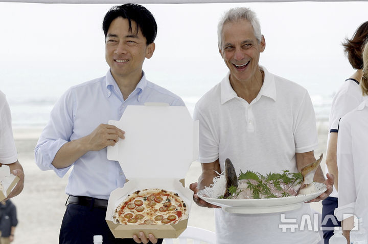 [후쿠시마=AP·교도/뉴시스]차기 일본 총리를 결정하는 집권 자민당 총재 선거가 약 한 달이 남은 가운데, 여론조사에서 인기가 높은 고이즈미 신지로(小泉進次郎·43) 전 환경상이 이달 30일 정식으로 출마를 표명할 방침이라고 지지통신, 현지 공영 NHK가 보도했다. 사진은 지난 7월 6일 고이즈미 전 환경상(왼쪽)이 후쿠시마에서 람 이매뉴얼 주일 미국대사와 함께 현지 요리를 들어보이고 있는 모습. 2024.08.23. 