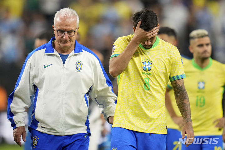 [라스베이거스=AP/뉴시스] 6일(현지시각) '2024 남미축구선수권대회(코파아메리카)'에서 우루과이에 승부차기로 패배한 뒤 아쉬워하는 브라질 대표팀. 2024.07.06.