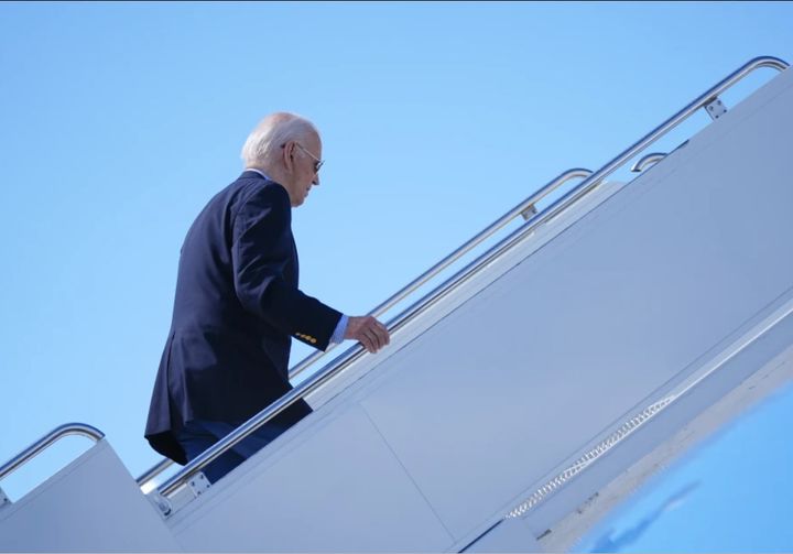 [매드슨(위스콘신주) = AP/뉴시스] 조 바이든 미국 대통령이 5일 위스콘신주 매디슨 데인 카운티 공항에서 델라웨어주로 가기 위해 에어포스 원에 오르고 있다.2024.07.07. *재판매 및 DB 금지