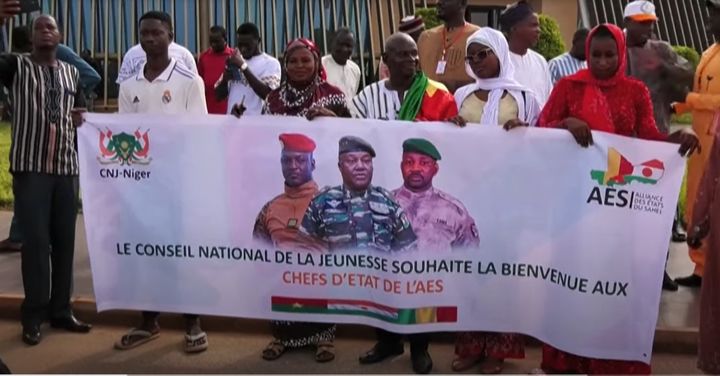 니제르 수도 니아메이에서 2024년 7월 6일 시민들이 사헬국가연맹(AES) 결성을 축하하며 3개국 군부지도자의 얼굴이 그려진 현수막을 들고 있다. (사진 프랑스 24 캡처) 2025.04.27. *재판매 및 DB 금지