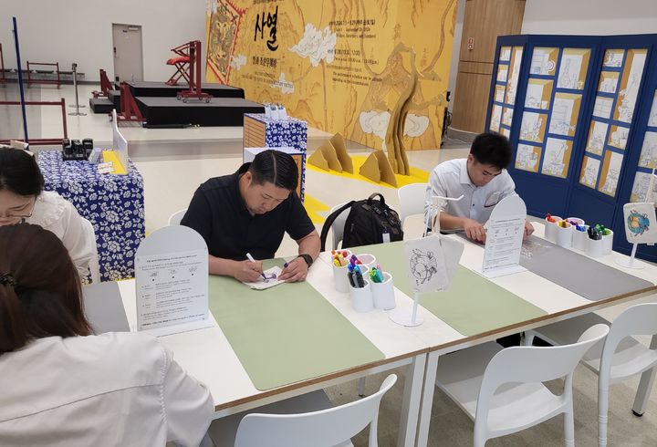 [서울=뉴시스] 전통공예 체험 '책가도 그림방' (사진=국가유산진흥원 제공) 2024.07.07. photo@newsis.com *재판매 및 DB 금지