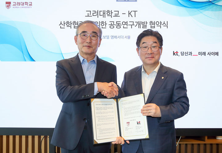 KT 김영섭 대표(왼쪽)와 고려대학교 김동원 총장(오른쪽)이 AICT 응용기술 공동연구개발을 위한 업무협약을 서울 동대문 노보텔 앰배서더 호텔에서 체결하고 기념 사진을 촬영하고 있다. (사진=KT 제공) *재판매 및 DB 금지