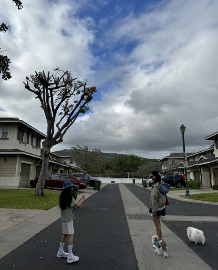 [서울=뉴시스] 배우 고소영(오른쪽)이 딸과 함께 있는 모습을 공개했다. (사진=고소영 인스타그램 캡처) 2024.07.07. photo@newsis.com *재판매 및 DB 금지