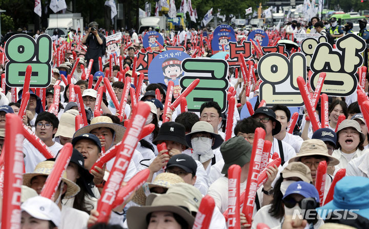 [서울=뉴시스] 최동준 기자 = 6개 공무원·교원 공무원노동조합이 6일 서울 종로구 정부서울청사 일대에서 공무원 임금인상 촉구 총궐기대회를 하고 있다. 2024.07.06. photocdj@newsis.com *재판매 및 DB 금지