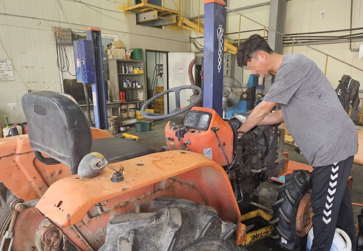 [옥천=뉴시스] 안성수 기자 = 5일 충북 옥천군 옥천읍 농협 농기계수리센터에서 수리 직원이 30년된 트랙터를 수리하고 있다. 2024.7.7 hugahn@newsis.com