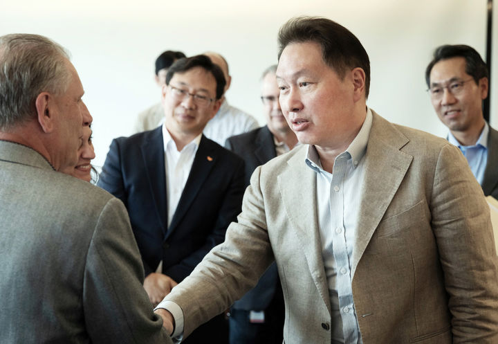 [서울=뉴시스]최태원 회장이 지난 2일(현지시간) 뉴저지에 위치한 SK바이오팜의 미국 법인 SK라이프사이언스 본사를 찾아 바이오 사업 현황을 점검하고 있다. (사진=SK 제공) 2024.07.07. photo@newsis.com *재판매 및 DB 금지