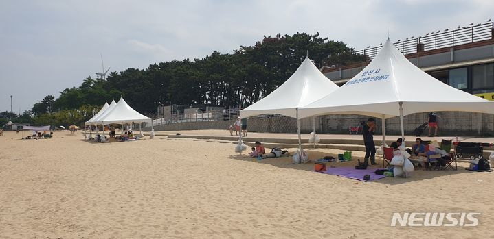 [안산=뉴시스] 안산시가 방아머리해변에 설치한 안전쉼터 (사진=안산시 제공)2024.07.07.photo@newsis.com