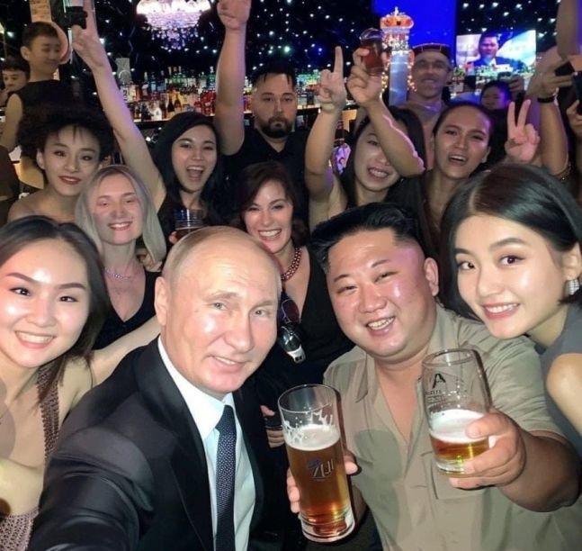 [서울=뉴시스] 블라디미르 푸틴 러시아 대통령과 북한 김정은 국무위원장이 지난달 평양에서 정상회담을 가진 이후 온라인상에서 AI로 생성된 두 사람의 사진이 화제가 됐다(사진= 엑스 갈무리) *재판매 및 DB 금지