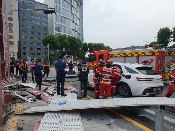 [서울=뉴시스] 7일 오전 7시30분께 서울 강남구 영동대교 남단 교차로에서 음주운전 차량이 GTX 공사장 외벽을 들이받는 사고가 발생했다. (사진=강남소방서 제공) 2024.07.07. photo@newsis.com *재판매 및 DB 금지