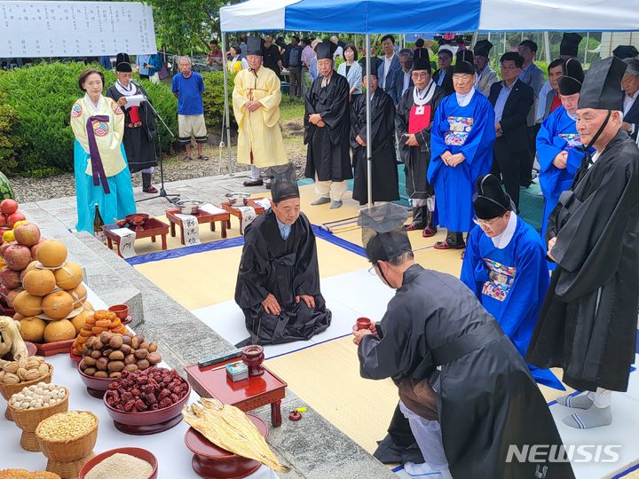 [산청=뉴시스]7일 경남 산청군 신등면 이충무공 백의종군 추모공원에서 경남도와 산청문화원 주최·주관 '충무공 이순신 장군 백의종군 숭모제례'가 봉행되고 있다.(사진=경남도 제공) 2024.07.07. photo@newsis.com