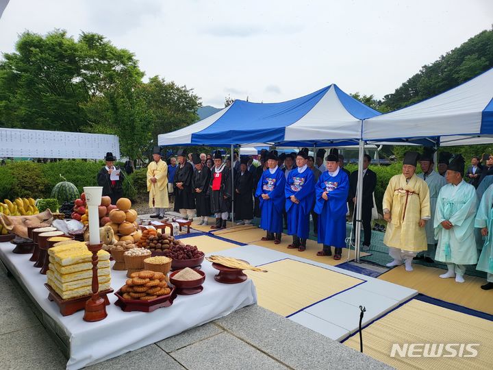 [산청=뉴시스]7일 경남 산청군 신등면 이충무공 백의종군 추모공원에서 경남도와 산청문화원 주최·주관 '충무공 이순신 장군 백의종군 숭모제례'가 봉행되고 있다.(사진=경남도 제공) 2024.07.07. photo@newsis.com