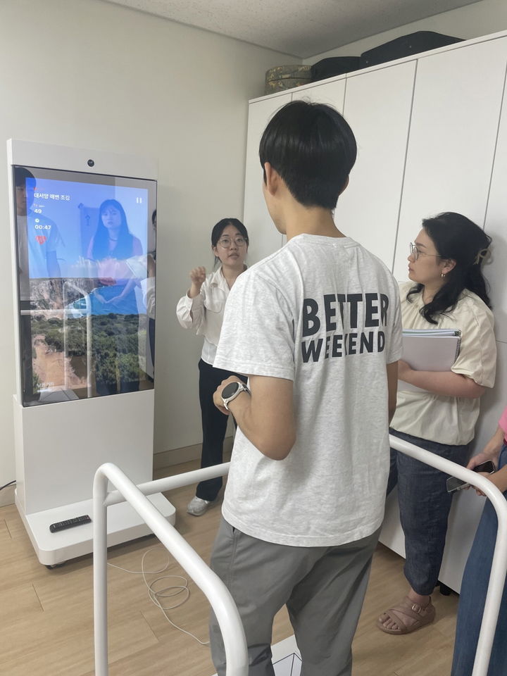 [서울=뉴시스]스마트 미러. 2024.07.07. (사진=중구 제공) *재판매 및 DB 금지