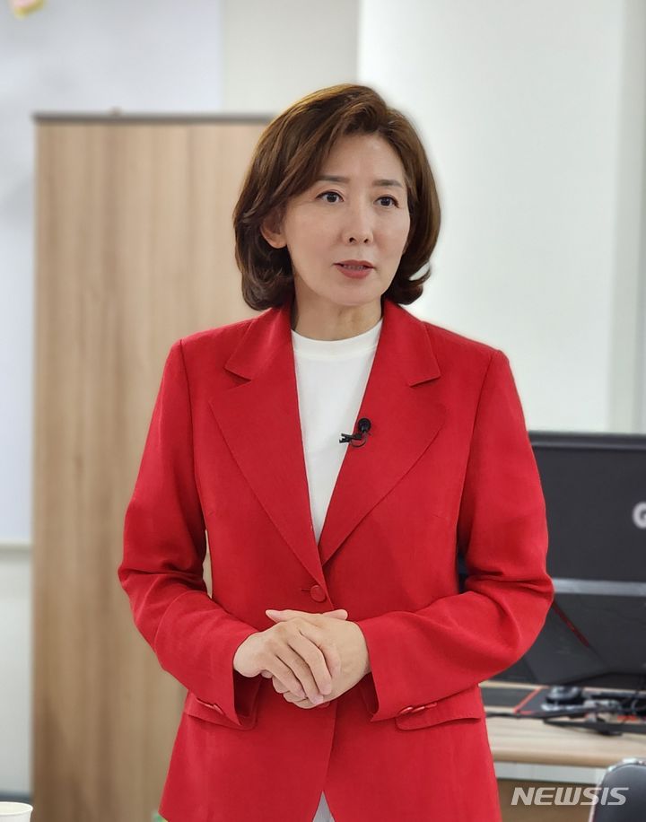 [의성=뉴시스] 김진호 기자 = 국민의힘 당권주자인 나경원 대표 후보가 7일 경북 의성군 박형수의원 사무실에서 의성·청송 당원 간담회를 갖고, 지지를 호소하고 있다. 2024.07.07&nbsp; kjh9326@newsis.com