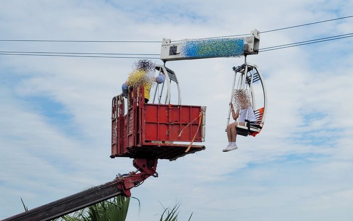 [제주=뉴시스] 7일 오후 제주시 해안동 인근에 설치된 집라인이 운행 도중 멈춰 이용객이 공중에 30분 가량 매달려 있다가 구조되는 일이 발생했다. (사진=제주소방 제공) 2024.07.07. photo@newsis.com *재판매 및 DB 금지