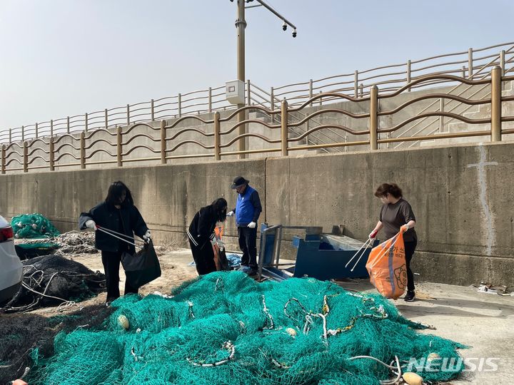 폐어구 불법투기 점검 모습. (사진=포항해양경찰서 제공)