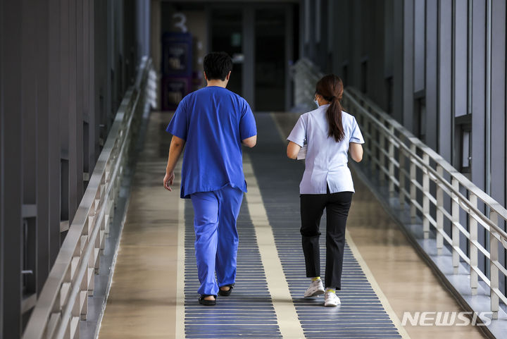 [서울=뉴시스] 정병혁 기자 = 지난 7일 서울시내 대학병원에서 의료진이 이동하고 있는 모습. 2024.07.07. jhope@newsis.com