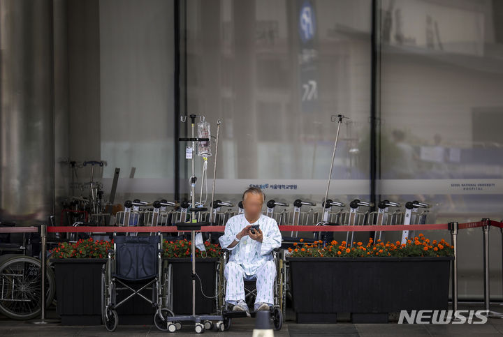 [서울=뉴시스] 정병혁 기자 = 정부가 이르면 이번 주 미복귀 전공의 관련 대책을 발표할 것으로 알려진 가운데 7일 서울시내 대학병원에서 환자가 휴식을 취하고 있다. 2024.07.07. jhope@newsis.com