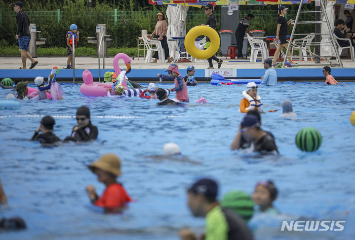 [서울=뉴시스] 정병혁 기자 = 서울 영등포구 여의도 한강공원 수영장을 찾은 시민들이 물놀이를 하고 있는 모습. 2024.07.07. jhope@newsis.com