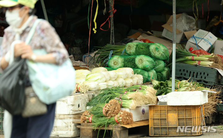 [서울=뉴시스] 홍효식 기자 = 장마철이 다가오면서 국내 채소 가격이 치솟고 있다. 7일 한국농수산식품유통공사(aT) 농산물유통정보에 따르면 지난 5일 적상추 소매 가격은 100g에 1178원으로 일주일 만에 17.3% 올랐다.사진은 7일 서울 송파구 가락시장에 배추 등 채소가 판매되고 있다. 2024.07.07. yesphoto@newsis.com