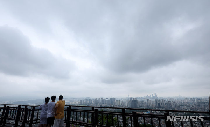 [서울=뉴시스] 추상철 기자 = 더위의 시작을 알리는 초복이자 월요일인 15일 전국이 대체로 흐리고 남부지방과 제주도를 중심으로 장맛비가 이어지겠다. 폭염특보가 발효된 수도권은 최고체감온도가 33도 안팎까지 올라 무덥다가 오후부터 강한 소나기가 내리는 곳이 있겠다. 사진은 지난 7일 오후 서울 용산구 남산에서 바라본 하늘에 먹구름이 잔뜩 껴 있는 모습. 2024.07.07. scchoo@newsis.com