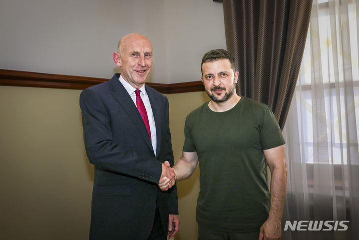 [오데사=AP/뉴시스] 볼로디미르 젤렌스키(오른쪽) 우크라이나 대통령이 7일(현지시각) 우크라이나 오데사에서 존 힐리 신임 영국 국방부 장관과 악수하고 있다. 힐리 장관은 취임 48시간도 되지 않아 우크라이나를 방문해 미사일과 탄약 등의 지원을 발표하면서 지난 정부가 지난 4월 약속했던 지원을 100일 이내로 이행하겠다고 밝혔다. 2024.07.08.