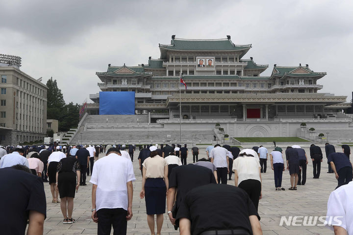 [평양=AP/뉴시스] 지난해 7월 8일 정오 북한 평양의 김일성 광장에서 북한 주민들이 김일성 주석 서거 30주기를 맞아 3분간 추모 묵념을 하고 있다. 2025.07.08.