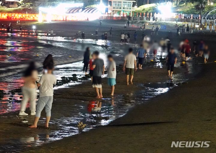 [제주=뉴시스] 오영재 기자 = 제주시 이호테우해수욕장에서 더위를 식히러 온 주민과 관광객들이 해변을 걷고 있다. (사진=뉴시스 DB).