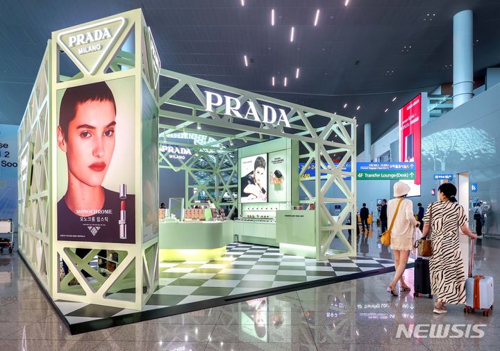 [서울=뉴시스]신세계면세점이 인천공항에 국내 면세점 최초로 '프라다 뷰티'를 선보인다고 8일 밝혔다.2024.07.08.(사진=신세계면세점 제공)photo@newsis.com