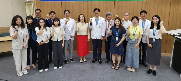 [양산=뉴시스] 양산부산대병원 윤지욱 사용적합성센터장과 ㈜사이넥스 신동완 사용적합성평가센터장이 MOU 체결 후 관계자들과 함께 기념촬영을 하고 있다. (사진=양산부산대병원 제공) 2024.07.08. photo@newsis.com *재판매 및 DB 금지