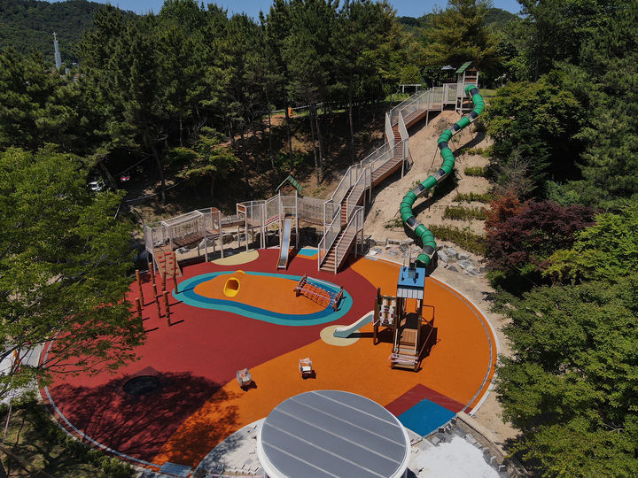 [서산=뉴시스] 지난달 28일 재단장을 마치고 개장한 명륜공원 내 어린이 대형 놀이터. (사진=서산시 제공) 2024.07.08. *재판매 및 DB 금지