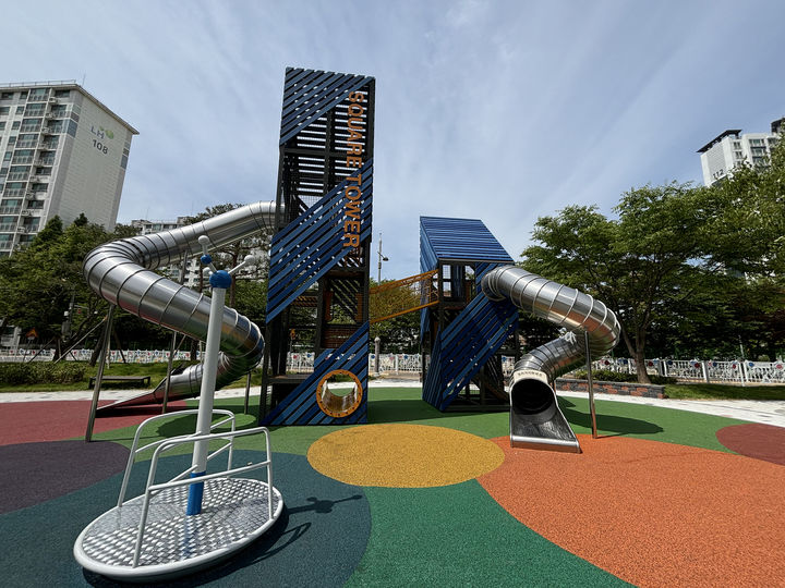 [서산=뉴시스] 지난 5월29일 재단장을 마치고 개장한 제39호 어린이공원 내 어린이 대형 놀이터. (사진=서산시 제공) 2024.07.08. *재판매 및 DB 금지