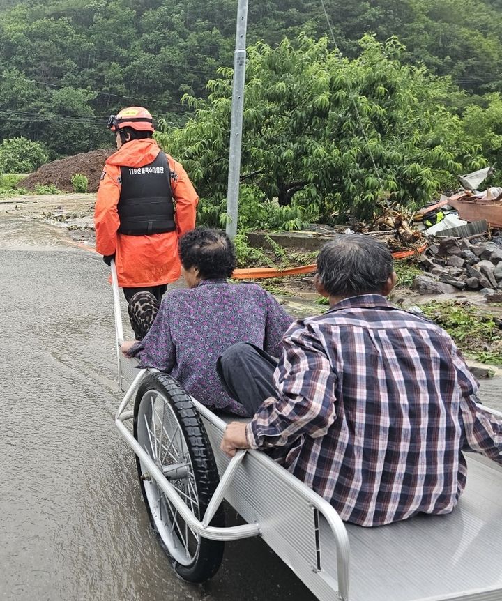 [안동=뉴시스] 김진호 기자 = 집중 호우가 쏟아진 경북 안동시 임동면 대곡리에서 8일 119구조대가 고립된 주민을 수레를 이용해 구조하고 있다. (사진=경북도소방본부 제공) 2024.07.08 photo@newsis.com *재판매 및 DB 금지