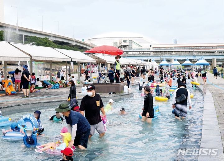 [광명=뉴시스] 광명시 안양천 물놀이장 전경(사진=광명시 제공)2024.07.08.photo@newsis.com