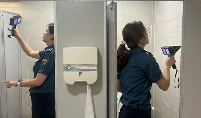 [광주=뉴시스] 광주경찰청은 서부경찰서와 함께 지난 주말 이틀간 열린 인기 가수 '싸이'의 콘서트에 앞서 공연장 내 불법 촬영 기기 설치 여부를 사전 점검했다고 8일 밝혔다.(사진=광주경찰 제공) 2024.07.08. photo@newsis.com *재판매 및 DB 금지