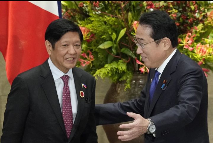 [도쿄=AP/뉴시스] 지난해 12월 17일 일본을 방문한 페르디난드 마르코스 주니어 대통령(왼쪽)에게 기시다 후미오 총리가 자리를 안내하고 있다. 2024.07.08. *재판매 및 DB 금지