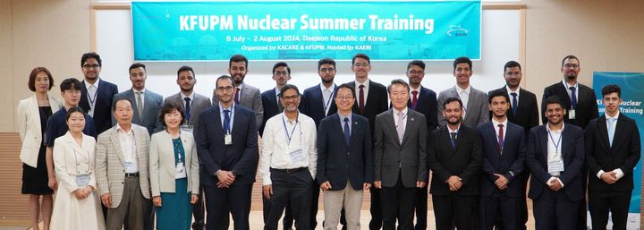 [대전=뉴시스] 원자력연구원의 '원자력여름연수과정'에 참여한 사우디아라비아의 킹파드석유및광물대학(KFUPM) 학생들과 교수진이 기념촬영하고 있다.(사진=원자력연구원 제공) *재판매 및 DB 금지