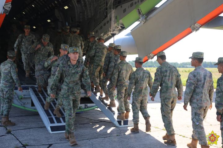 [서울=뉴시스]중국이 최근 상하이협력기구(SCO) 정식 회원국이 된 벨라루스와 8일(현지시각) 합동 군사훈련을 개시했다. 사진은 중국 군인이 윈(Y)-20 전략수송기에서 내리는 모습. <사진출처: 벨라루스 국방부 사이트> 2024.07.08 