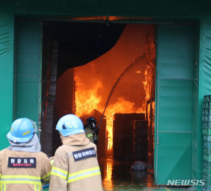 [청주=뉴시스] 서주영 기자 = 8일 낮 12시 충북 청주시 청원구 오창읍 한 플라스틱 제조 공장에서 불이났다. 소방당국은 대응 2단계를 발령하고 화재를 진화 중이다. 2024.07.08. juyeong@newsis.com 