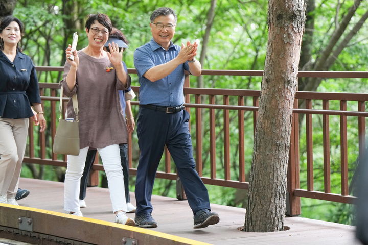 [서울=뉴시스] 망우역사문화공원 더! 안전하게 관람하세요 중랑구, 망우역사문화공원 안전보행로 준공식 개최. 2024.07.08. (사진=중랑구 제공) *재판매 및 DB 금지