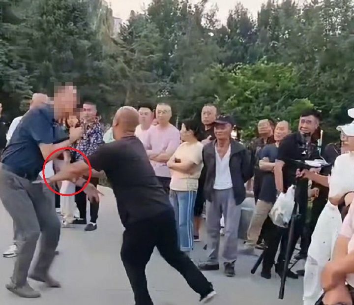 [서울=뉴시스] 중국의 유명 인플루언서가 춤을 추던 중 흉기를 든 괴한에게 습격당해 사망하는 사건이 발생했다. (사진=웨이보 갈무리) *재판매 및 DB 금지