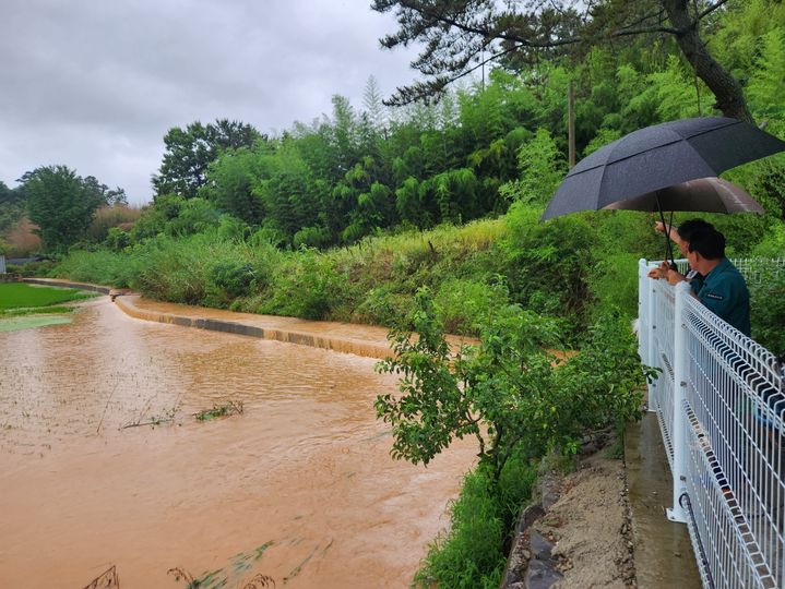 [논산=뉴시스]충남 논산지역에 시간당 30-50mm의 많은 비가 쏟아지면서 농경지 등이 침수됐다. 2024. 07. 08  *재판매 및 DB 금지