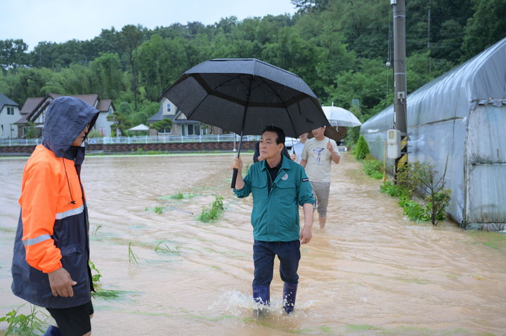 [논산=뉴시스]백성현 논산시장이 8일 호우피해를 입은 현장을 둘러보고 있다. 2024. 07. 08  *재판매 및 DB 금지