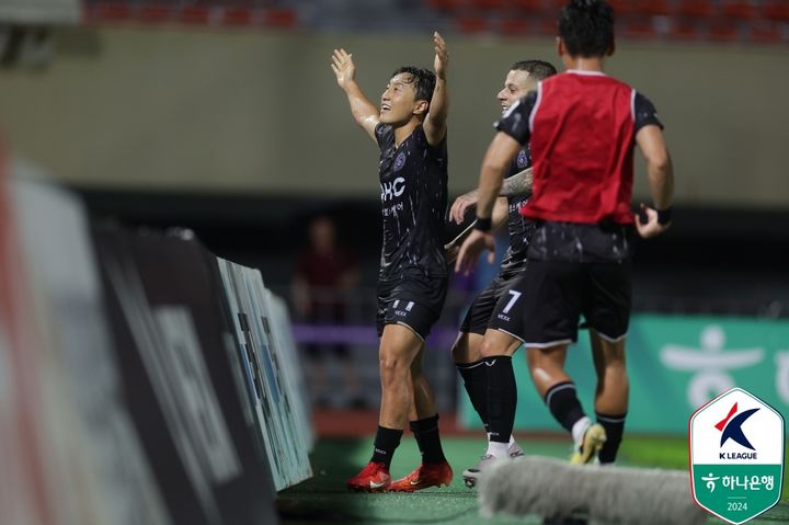 [서울=뉴시스]K리그2 안양, 천안에 3-0 완승. (사진=프로축구연맹 제공)