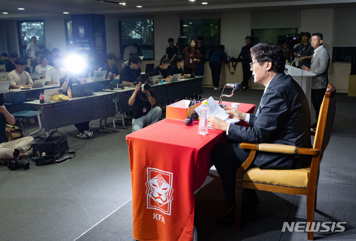 [서울=뉴시스] 황준선 기자 = 이임생 대한축구협회 기술본부 총괄이사가 8일 오전 서울 종로구 축구회관에서 열린 홍명보 축구국가대표팀 선임 관련 브리핑에서 취재진의 질문에 답변하고 있다. 2024.07.08. hwang@newsis.com