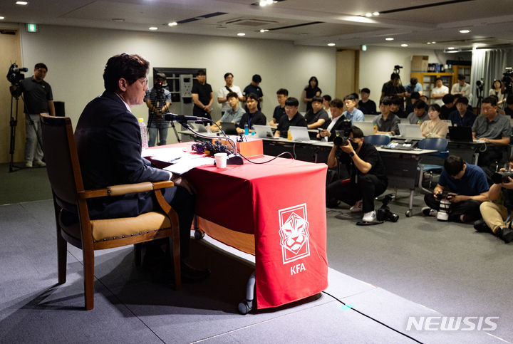 [서울=뉴시스] 황준선 기자 = 이임생 대한축구협회 기술본부 총괄이사가 8일 오전 서울 종로구 축구회관에서 열린 홍명보 축구국가대표팀 선임 관련 브리핑에서 취재진의 질문에 답변하고 있다. 2024.07.08. hwang@newsis.com