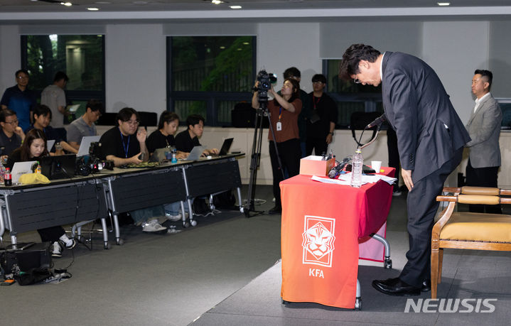 [서울=뉴시스] 황준선 기자 = 이임생 대한축구협회 기술본부 총괄이사가 8일 오전 서울 종로구 축구회관에서 열린 홍명보 축구국가대표팀 선임 관련 브리핑을 마친 뒤 고개숙여 인사하고 있다. 2024.07.08. hwang@newsis.com