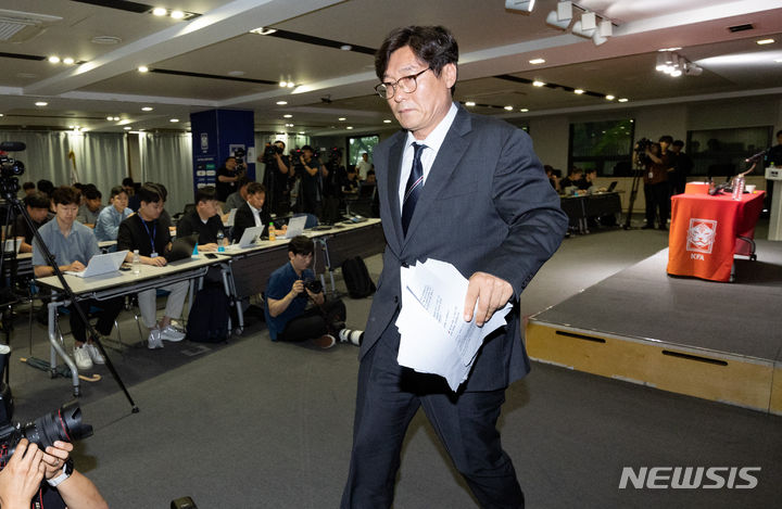 [서울=뉴시스] 황준선 기자 = 이임생 대한축구협회 기술본부 총괄이사가 8일 오전 서울 종로구 축구회관에서 열린 홍명보 축구국가대표팀 선임 관련 브리핑을 마친 뒤 브리핑장을 나서고 있다. 2024.07.08. hwang@newsis.com