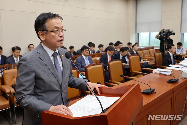 [서울=뉴시스] 권창회 기자 = 최상목 경제부총리 겸 기획재정부 장관이 8일 오전 서울 여의도 국회에서 열린 기획재정위원회 전체회의에서 업무보고를 하고 있다. 2024.07.08. kch0523@newsis.com