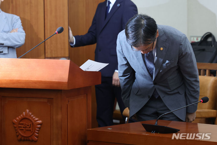 [서울=뉴시스] 권창회 기자 = 최상목 경제부총리 겸 기획재정부 장관이 8일 오전 서울 여의도 국회에서 열린 기획재정위원회 전체회의에서 업무보고를 하기 위해 인사하고 있다. 2024.07.08. kch0523@newsis.com