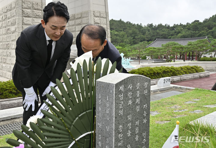 [광주=뉴시스] 박기웅 기자 = 원희룡 국민의힘 당대표 후보와 인요한 최고위원 후보가 8일 오전 광주 북구 운정동 국립5·18민주묘지를 찾아 오월 영령에 참배하고 있다. 2024.07.08. pboxer@newsis.com